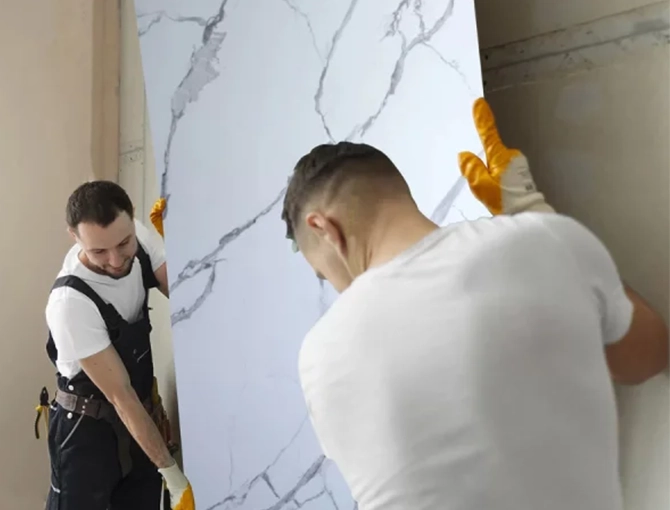 Panel UV simil mármol instalado