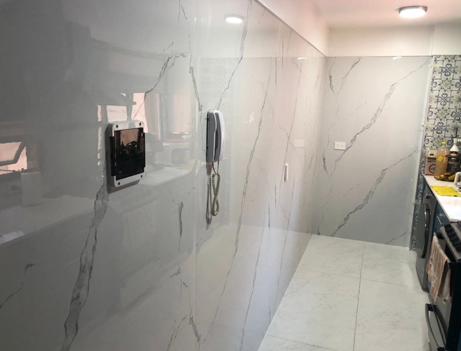 Detalle panel simil mármol